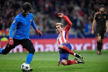 Alisson y Antoine Griezmann 