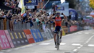 Vincenzo Nibali celebra su victoria en el Giro de Lombardía 2017.