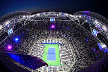 Al otro lado del East River, en el barrio de Queens, se levanta el USTA Billie Jean King National Tennis Center. Y al acercarse a él, impresiona la enorme mole de hormigón del Arthur Ashe Stadium, la pista de tenis más grande del mundo, una caldera que revienta con 23.771 espectadores y que se inauguró en 1997. Recibe el nombre del primer tenista masculino negro que conquistó un Grand Slam, precisamente el US Open 1968. En 2016 fue remolada para incorporar un techo retráctil. 