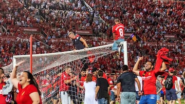 Aficionados del Mallorca celebran el ascenso de su equipo a LaLiga Santander, tras el partido ante el Deportivo disputado esta noche en el estadio de Son Moix, en Palma de Mallorca