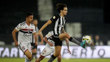 Soccer Football - Brasileiro Championship - Botafogo v Sao Paulo - Estadio Nilton Santos, Rio de Janeiro, Brazil - June 16, 2022 Botafogo's Matheus Nascimento in action REUTERS/Alexandre Loureiro