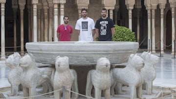 Los jugadores de la selección española de baloncesto, Pau (c) y Marc Gasol (d) y José Manuel Calderón, durante la visita que han realizado a la Alhambra de Granada.