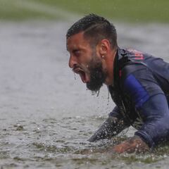 El Levante se ejercita bajo una intensa lluvia en Buñol