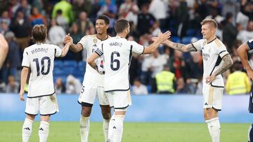 MADRID, 17/09/2023.- Los jugadores del Real Madrid, celebran la victoria de su equipo al término del encuentro correspondiente a la quinta jornada de primera división que disputan hoy domingo frente a la Real Sociedad en el estadio Santiago Bernabéu, en Madrid. EFE/ Juan Carlos Hidalgo
