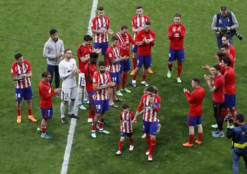 Torres arropado por sus compa?eros y por su familia.