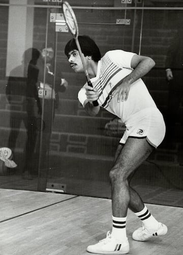 Por lo desconocido para muchos del squash, esta racha no tiene todo el reconocimiento que merece. Sin duda alguna Jahangir Khan logró uno de los registros más inverosímiles de la historia del deporte. El pakistaní dominó el mundial sin fisuras durante 5 años y 8 meses (entre 1981 y 1986). En ese tiempo logró 555 victorias, una marca que inscribió su récord en el libro Guinness como “la racha más impresionante del mundo”. El neozelandés Ross Norman, en la final del World Open de Toulouse, fue el encargado de cortar la racha de Khan. 