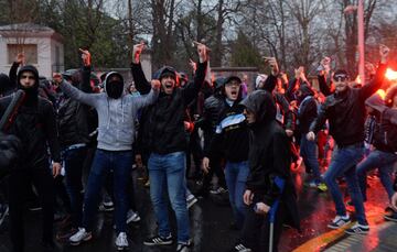 Ultras del Olympique de Marsella en las inmediaciones del estadio de San Mamés.