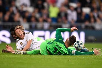 Jugada del penalti de Omeruo sobre Luka Modric.