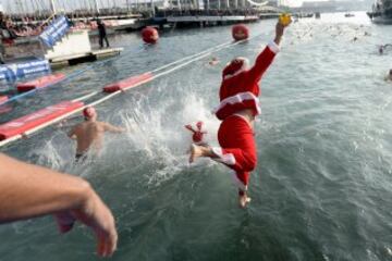 La Copa Nadal, cumple su edición 106, para celebrar el día de Navidad con una carrera de 200 metros en aguas del puerto de Barcelona. 