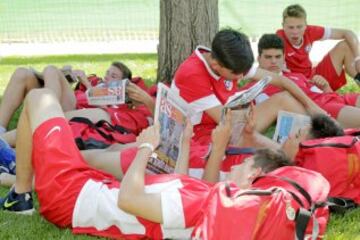 Segunda jornada de la Cotif Youth Cup. Los cadetes del Atlético se relajan leyendo el AS.