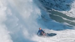 La surfista Laura Coviella cae ante la espuma blanca de una ola gigante en Praia do Norte, Nazaré (Portugal) en marzo del 2024.