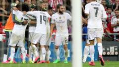 Los jugadores del Madrid festejan los goles de Benzema.