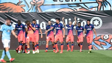 Los jugadores del Atlético celebran un gol de Correa.