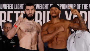 Artur Beterbiev y Anthony Yarde en el pesaje en Londres.