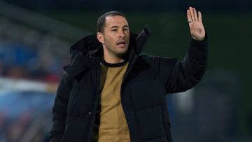 MADRID, SPAIN - DECEMBER 11: Head coach Oscar Fernandez of Atletico de Madrid gestures during the Liga F match between Real Madrid and Atletico de Madrid at Estadio Alfredo Di Stefano on December 11, 2022 in Madrid, Spain. (Photo by Angel Martinez/Getty Images)