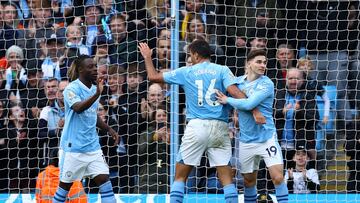 Soccer Football - Premier League - Manchester City v Wolverhampton Wanderers - Etihad Stadium, Manchester, Britain - May 4, 2024 Manchester City's Julian Alvarez celebrates scoring their fifth goal with Jeremy Doku and Rodri REUTERS/Molly Darlington NO USE WITH UNAUTHORIZED AUDIO, VIDEO, DATA, FIXTURE LISTS, CLUB/LEAGUE LOGOS OR 'LIVE' SERVICES. ONLINE IN-MATCH USE LIMITED TO 45 IMAGES, NO VIDEO EMULATION. NO USE IN BETTING, GAMES OR SINGLE CLUB/LEAGUE/PLAYER PUBLICATIONS.