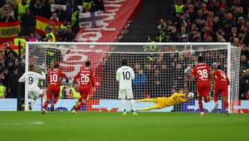 El delantero francés del Real Madrid lanza con pierna derecha desde los once metros a la izquierda de Caoimhín Kelleher y adivina el disparo.Gran parada del portero del Liverpool.