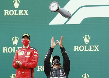 Celebración del piloto británico en el podio de Turquía tras proclamarse campeón del mundo de la Fórmula 1 por séptima vez.