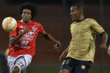 Colombia's Aguilas Doradas player Fabio Rodriguez (R) vies for the ball with Lionar Pajoy of Peru's Union Comercio during their Copa Sudamericana football match at the Atanasio Girardot stadium in Medellin, Antioquia department, Colombia, on August 13, 2015.  AFP PHOTO / RAUL ARBOLEDA