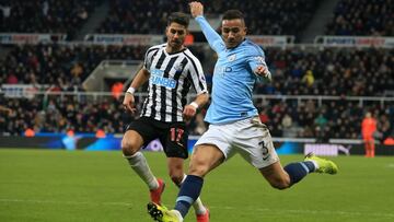 Manchester City's Brazilian defender Danilo (R) vies with Newcastle United's Spanish striker Ayoze Perez (L) during the English Premier League football match between Newcastle United and Manchester City at St James' Park in Newcastle-upon-T