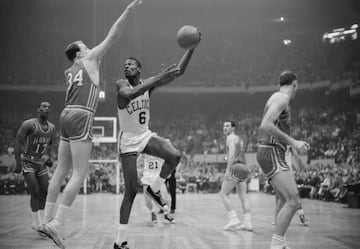 El señor de los anillos. Bill Russell, once veces campeón de la NBA y una leyenda gigantesca que, además, peleó por los derechos de los afroamericanos en un tiempo muy difícil y una ciudad complicada: Boston. En 2011, Barack Obama le entregó la Medalla Presidencial del Honor. Enfrentado a los medios y los estamentos de la Liga, se ha reconciliado plenamente con los años con la NBA y con los Celtics, sus Celtics. Pero en 1975 rechazó su ingreso en el Hall of Fame, que aceptó después en una ceremonia privada en 2019. Entre otras cosas, aseguró que otros jugadores afroamericanos tienen que ir antes que él. Ahora, en 2021, ha sido elegido también como entrenador. Fue el primero afroamericano al frente de un banquillo NBA cuando sustituyó a Red Auerbach en 1966. Como entrenador/jugador de los verdes ganó sus dos últimos títulos, en 1968 y 1969.