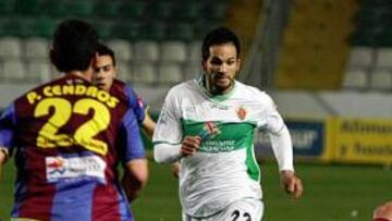 <b>IGUALDAD. </b>Usero intenta recuperar un balón ante Pallardó y Cendrós, ayer en el Martínez Valero.