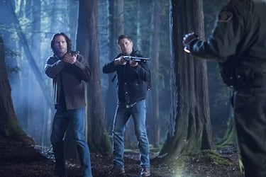Los hermanos Winchester se lanzan a la carretera cazando monstruos, demonios y fantasmas. Una serie de culto que duró 15 años.