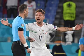 Ciro Immobile protesta al árbitro Danny Makkelie.