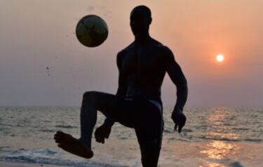 Fútbol en las playas de Libreville capital de Gabón