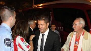 <b>EN BARCELONA. </b>El Atlético llegó anoche a Barcelona y Simeone fue uno de los más solicitados por los aficionados rojiblancos.