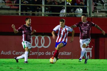 El Algeciras sale del descenso a costa del Antequera