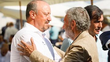 El entrenador Rafa Benítez saluda a Carlos Mouriño, presidente del Celta de Vigo. 