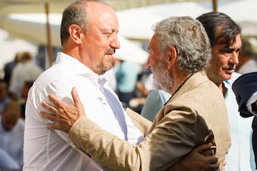 El entrenador Rafa Benítez saluda a Carlos Mouriño, presidente del Celta de Vigo. 