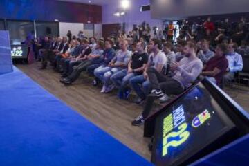 Eric Abidal anunció en una sala de prensa repleta y entre lágrimas que se va del Barcelona. Lo hizo en un acto en el que estuvo acompañado por toda la plantilla del Barcelona y en la que estuvo acompañado por Sandro Rosell y Andoni Zubizarreta.