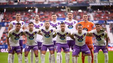 PAMPLONA, SPAIN - OCTOBER 30: Players of Real Valladolid CF line up for a team photo prior to the LaLiga Santander match between CA Osasuna and Real Valladolid CF at El Sadar Stadium on October 30, 2022 in Pamplona, Spain. (Photo by Ion Alcoba/Quality Sport Images/Getty Images)