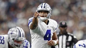 LWS138. Arlington (United States), 20/11/2016.- Dallas Cowboys quarterback Dak Prescott points to the defense against the Baltimore Ravens in the second half of their game at AT&amp;T Stadium in Arlington, Texas, USA, 20 November 2016. (F&uacute;tbol, Estados Unidos) EFE/EPA/LARRY W. SMITH