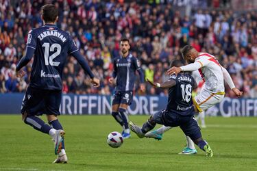 Bebé lo ha vuelto a hacer. El extremó volvió a ser decisivo con el Rayo y dejó un punto en Vallecas en el 91’. Conducía el balón por la banda, cambió de sentido para meterse hacia el interior, realizó un par de recortes y ajustó el lanzamiento al primer palo.  