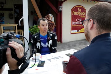 Tomando un café, Samitier explica al redactor de AS Dani Miranda las sensaciones tras subir al Tourmalet y la posibilidad de que sea la etapa reina de 2023: “Son 134 km, quizás le falte un pelín más, pero hay ascensiones durísimas ese día, como el Aubisque. Es difícil que gane en la cima una fuga si no tiene más de cuatro minutos de renta a pie de puerto”, cuenta. 



