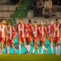 Luis Suárez arrasa al Racing de Ferrol y el Almería duerme líder