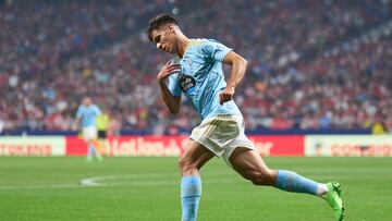 Gabri Veiga, jugador del Celta, celebra el tanto anotado contra el Atlético de Madrid en el estadio Metropolitano.