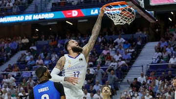 El pívot del Real Madrid Vincent Poirier machaca la canasta durante el tercer encuentro de la final de la Liga Endesa que Real Madrid y Barça disputan hoy viernes en el Wizink Center, en Madrid.