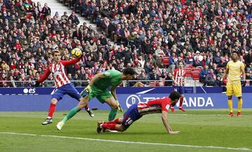 Pase al espacio de Thomas para dejar solo a Costa ante Bono, el brasileño la deja perfecta de cabeza y el francés remata a placer de volea para abrir el marcador. 