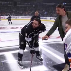 Zlatan dio el saque inicial en partido de hockey en USA
