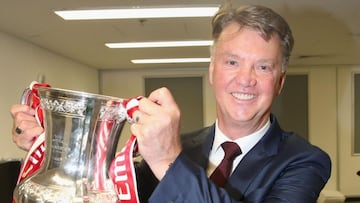 Manchester United and Barcelona urge Louis van Gaal to stay strong after cancer diagnosis