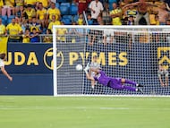 Víctor Aznar paró el penalti que le otorgaba al Cádiz una nueva edición del Trofeo Carranza.