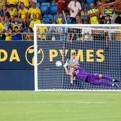 Víctor Aznar se viste de héroe y le otorga al Cádiz un nuevo Trofeo Carranza
