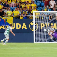 Víctor Aznar se viste de héroe y le otorga al Cádiz un nuevo Trofeo Carranza