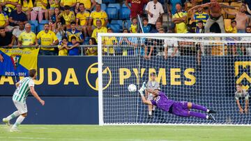 Víctor Aznar paró el penalti que le otorgaba al Cádiz una nueva edición del Trofeo Carranza.