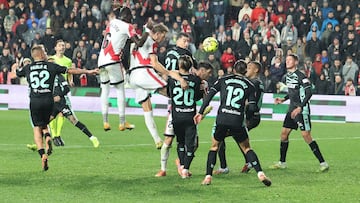 El Betis defiende un ataque del Rayo.