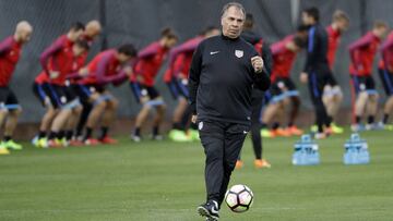 Duelo a vida o desastre en el regreso oficial de Bruce Arena